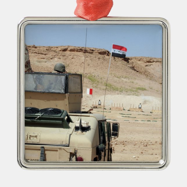 Adorno Metálico Un instructor observa como un soldado del ejército (Frente)