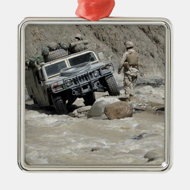 Adorno Metálico Un marine estadounidense guía al conductor de una  (Frente)