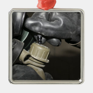 Adorno Metálico Un marine inserta un tubo de bebida en su cante