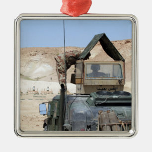 Adorno Metálico Un más soldiier da instrucciones a un soldado