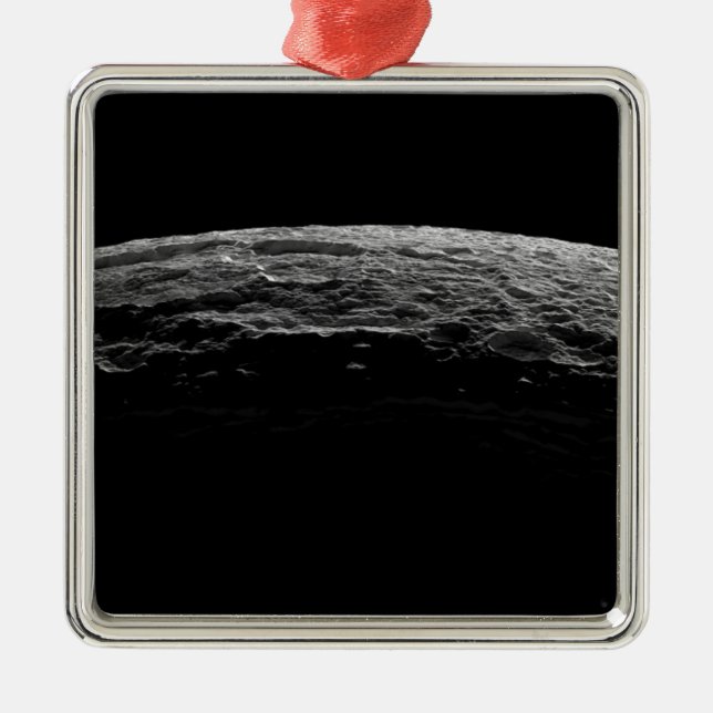 Adorno Metálico Un paisaje irreal de la luna de Saturno (Frente)