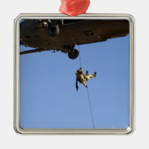 Adorno Metálico Un pararescueman rappels de un HH-60