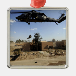 Adorno Metálico Un pararescueman rappels de un HH-60 2