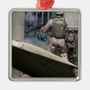 Adorno Metálico Un policía militar utiliza una violación alreded