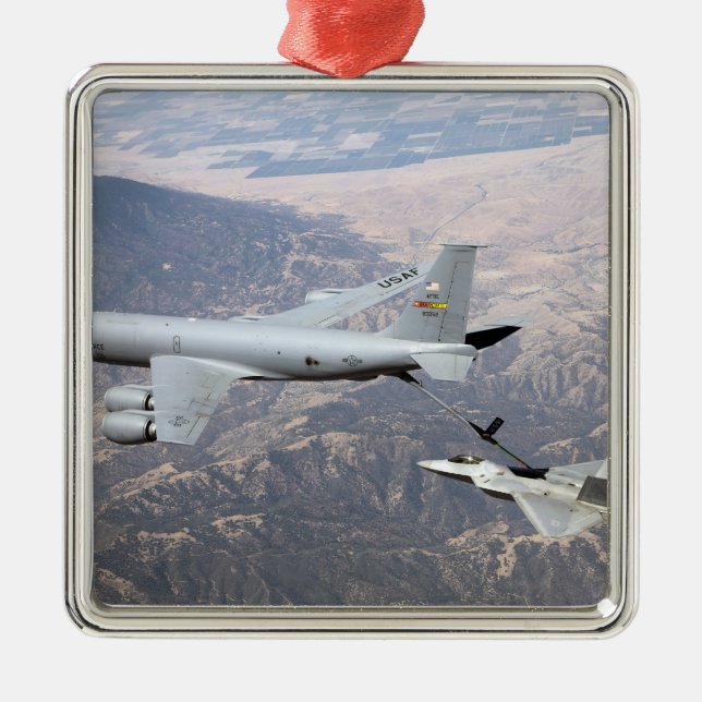 Adorno Metálico Un Raptor F-22 recibe combustible de un KC-135 (Frente)
