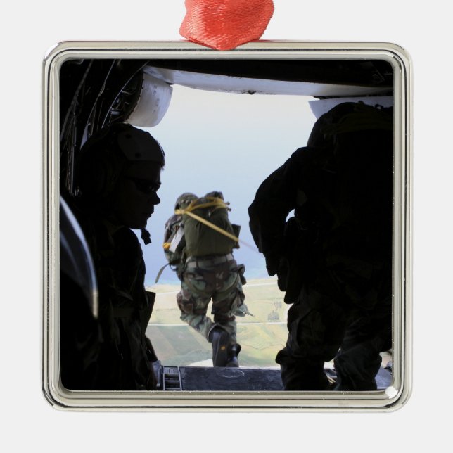 Adorno Metálico Un soldado realiza un salto de línea estática (Frente)