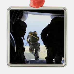 Adorno Metálico Un soldado realiza un salto del estático-line