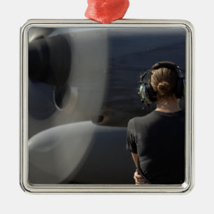 Adorno Metálico Un soldado supervisa el funcionamiento