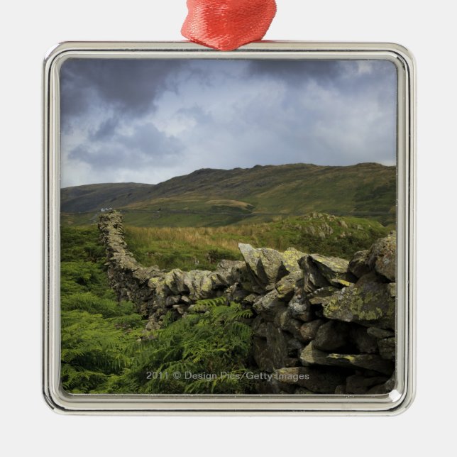 Adorno Metálico Una cerca de piedra a través de campos (Frente)