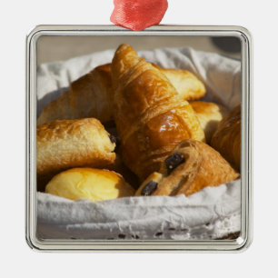 Adorno Metálico Una cesta de mimbre para el desayuno con croissant