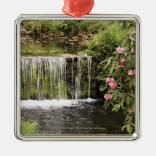 Adorno Metálico Una corriente y una cascada en el parque nacional