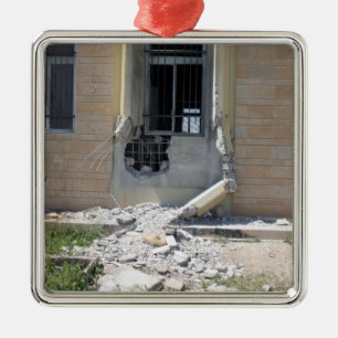 Adorno Metálico Una granada impulsada por un cohete