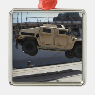 Adorno Metálico Una grúa levanta un M998 Humvee