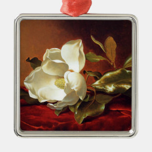Adorno Metálico Una Magnolia sobre terciopelo rojo,