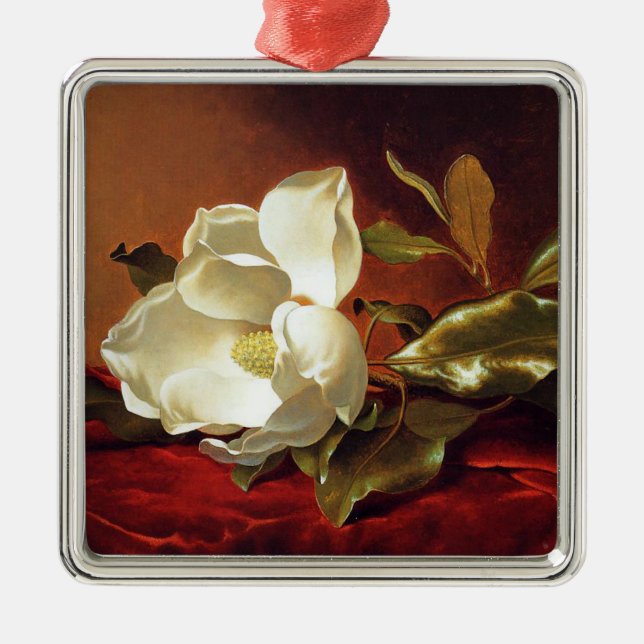 Adorno Metálico Una Magnolia sobre terciopelo rojo, (Frente)