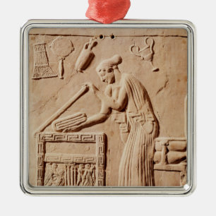 Adorno Metálico Una mujer joven que la arregla ropa en a