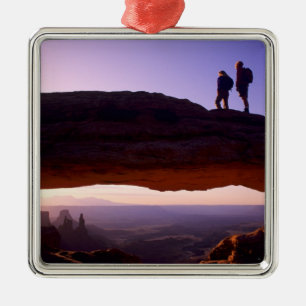 Adorno Metálico Una pareja observa el amanecer desde la cima del A