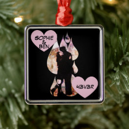 Adorno Metálico Under Umbrella: Romantic Couple Kissing in Rain