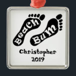 Adorno Metálico Vacaciones personalizadas de Beach Bum Barefoot<br><div class="desc">Bum de playa personalizado descalzo Ornamento navideño negro y blanco</div>