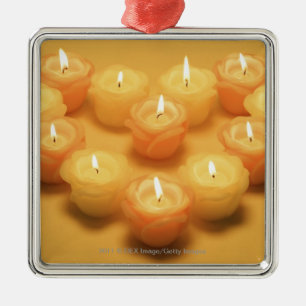 Adorno Metálico Velas ardientes dispuestas en una forma del