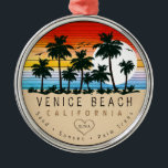 Adorno Metálico Venecia Beach California Retro Palmeras Souvenir<br><div class="desc">El diseño de la playa retro de Venice Beach para las vacaciones. Venecia Beach California Cities Vintage souvenir para viajar a California Beach Towns. Pintura de playa de Venecia para turistas y mochileros de California. Venecia de recuerdo retro. Diseño para mochileros y viajes a California . Playa con recuerdo de...</div>