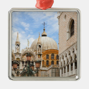 Adorno Metálico Venecia, Veneto, Italia - Las aves están encarama