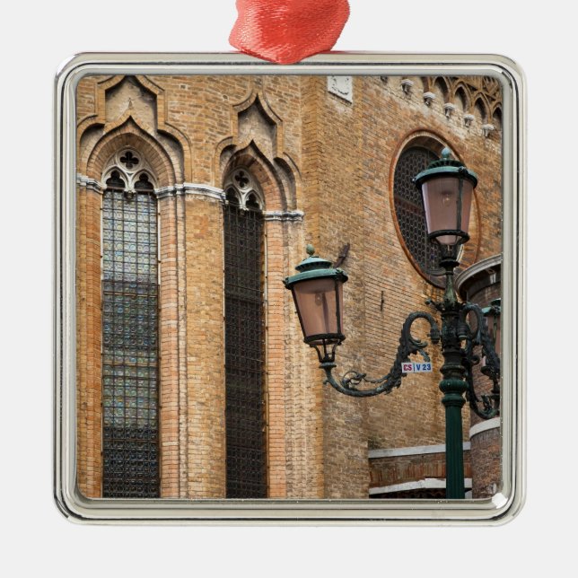 Adorno Metálico Venecia, Veneto, Italia - Un poste de luz está de  (Frente)