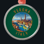 Adorno Metálico Verona Italia Círculo retro perturbado<br><div class="desc">Diseño de viaje vectorial retro de Verona. Verona es una ciudad de la región del Véneto,  en el norte de Italia,  con un casco antiguo medieval construido entre el río Adige. Es famosa por ser el escenario de "Romeo y Julieta" de Shakespeare.</div>