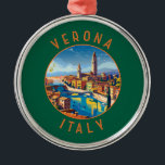 Adorno Metálico Verona Italia Círculo retro perturbado<br><div class="desc">Diseño de viaje vectorial retro de Verona. Verona es una ciudad de la región del Véneto,  en el norte de Italia,  con un casco antiguo medieval construido entre el río Adige. Es famosa por ser el escenario de "Romeo y Julieta" de Shakespeare.</div>