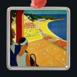Adorno Metálico Viajes de vintage, tenis, deportes, Monte Carlo Mo<br><div class="desc">Cartel de viaje europeo de ilustracion vintage o etiqueta de equipaje de Montecarlo en Mónaco con una pareja sosteniendo raquetas de tenis y viendo un torneo de tenis cerca de la playa y el hermoso mar Mediterráneo azul. Amor y romanticismo en las pistas de tenis. Monte Carlo es más famoso...</div>