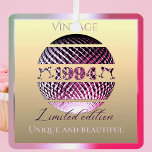 Adorno Metálico Viejo 1994 color rosa de 30 años<br><div class="desc">Hermoso y único regalo de cumpleaños número 30 para personas nacidas en 1994. Baloncesto de discoteca de 1994 de época en rosa y edición limitada de inscripciones. Dos frases de texto personalizables en el frente y en la parte posterior para felicitaciones o saludos personalizados.</div>