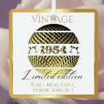 Adorno Metálico Vintage 1954 oro de 70 años<br><div class="desc">Hermoso y único regalo de cumpleaños 70 para personas nacidas en 1954. Baloncesto de disco de 1954 de época en oro y edición limitada de inscripción. Dos frases de texto personalizables en el frente y en la parte posterior para felicitaciones o saludos personalizados.</div>