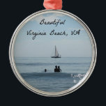 Adorno Metálico Virginia Beach, Virginia<br><div class="desc">Aguas azules y cielo,  con gente en primer plano y un velero en segundo plano. El mensaje dice: "Hermosa playa de Virginia,  Virginia" ¡Gran recuerdo de sus vacaciones en la playa!</div>