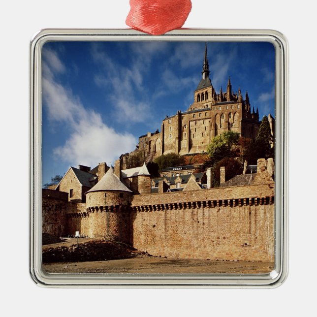 Adorno Metálico Visión general desde la base de los terraplenes (Frente)