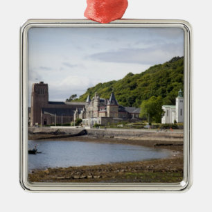 Adorno Metálico Vista costera con edificios históricos, Oban,