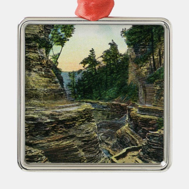 Adorno Metálico Vista de la garganta meridional de la entrada (Frente)