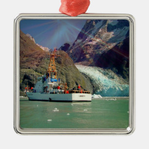 Adorno Metálico Vista de la montaña en Alaska con barco