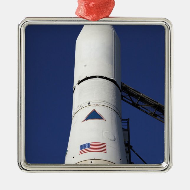 Adorno Metálico Vista del cono nasal del cohete Delta IV (Frente)