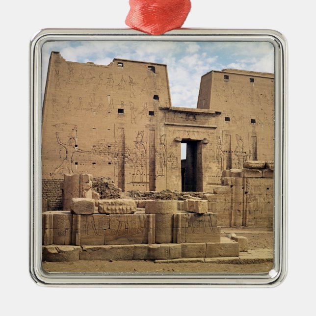 Adorno Metálico Vista del primer pilón del templo de Horus (Frente)