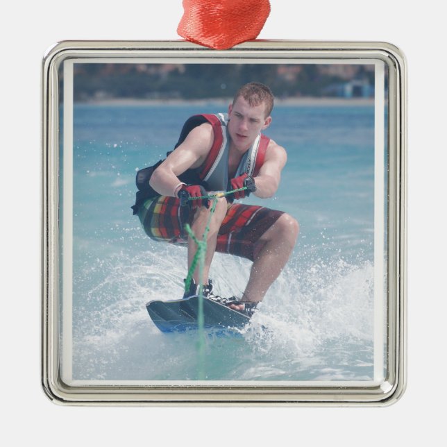 Adorno Metálico Wakeboard se agacha (Frente)