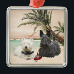 Adorno Metálico Westie & Scottie en Palmy Beach<br><div class="desc">Este Westie y Scottie están disfrutando de las palmeras de esta playa. ¿Tienes un Westie y un Scottie,  lo tenemos? ¡Estos diseños son creados a partir de mis obras de arte originales y están disponibles en ropa,  novedad y artículos de regalo! ¡Disfrútenlo!</div>