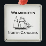 Adorno Metálico Wilmington North Carolina<br><div class="desc">Este adorno de Wilmington North Carolina presenta un ilustracion de barco alto de estilo vintage. Wilmington,  que se encuentra a lo largo del río Cape Fear y la costa atlántica,  es conocido por su puerto,  su construcción naval,  sus playas y otros recursos.</div>