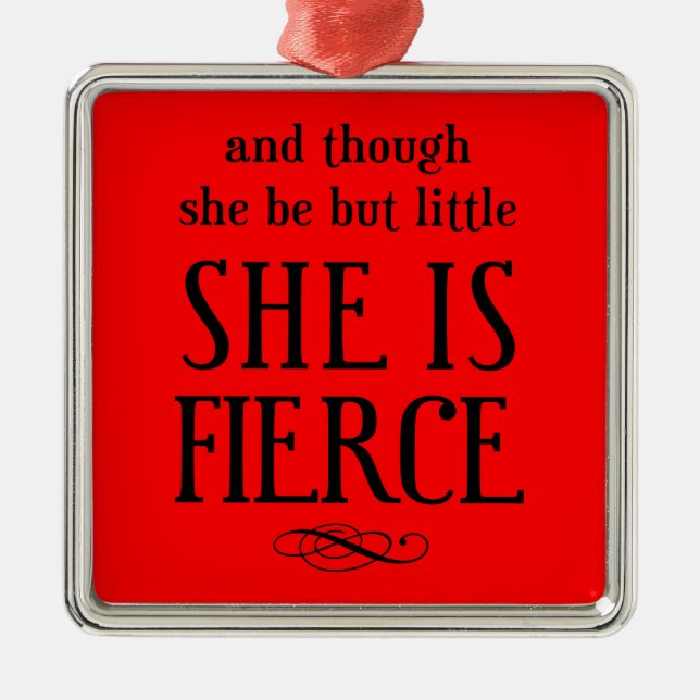 Adorno Metálico Y aunque sea pequeña, es feroz. (Frente)