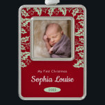 Adorno Mi primer bebé de Navidad Holly<br><div class="desc">Este dulce primer adorno de Navidad para el recién nacido en tu familia tiene un marco de foto cuadrado y está acentuado con hojas huecas. El fondo es rojo oscuro. Dale a este hermoso adorno de conservas como regalo de Navidades.</div>