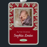 Adorno Mi primer bebé de Navidad Holly<br><div class="desc">Este dulce primer adorno de Navidad para el recién nacido en tu familia tiene un marco de foto cuadrado y está acentuado con hojas huecas. El fondo es rojo oscuro. Dale a este hermoso adorno de conservas como regalo de Navidades.</div>