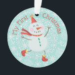 Adorno Mi primera foto de un bebé navideño Snowman Snowfl<br><div class="desc">Este adorno navideño presenta un lindo y caprichoso muñeco de nieve y diseño de copos de nieve con un falso purpurina de oro. Personalice la parte posterior con su nombre,  año y foto. Esta plantilla funciona mejor con fotos en formato de paisaje con el bebé en el centro.</div>