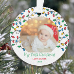 Adorno Mis primeros Navidades navideños iluminan la foto<br><div class="desc">Foto personalizado adorno de Navidad con coloridas luces Navidades y redacción editable. La plantilla de fotos está configurada para que añadas una de tus imágenes favoritas, que será enmarcada con bombillas de cadena en verde y amarillo azul rojo. El texto actual dice Mi primera Navidad [nombre] 20xx y puede editarlo...</div>
