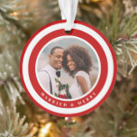 Adorno Moderna foto navideña casada y morada<br><div class="desc">Este elegante ornamento de fotos para Navidades es perfecto para la pareja recién casada,  ¡que celebra su primera Navidad juntos! Presenta un marco moderno de círculos rojos y blancos. Las plantillas de texto se incluyen en la parte posterior para su personalización.</div>