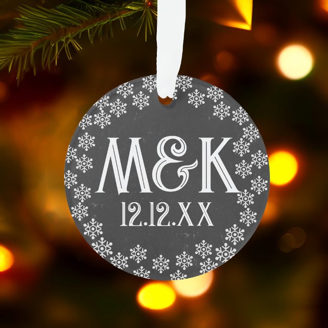 Adorno Monograma del aniversario del Boda de Chalkboard S (Add your initials and special date to this snowflake ornament. Makes a lovely special gift for them)