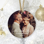 Adorno Monograma elegante de fotos de matrimonio personal<br><div class="desc">El diseño del adorno de fotos del boda Keepsake presenta una imagen favorita de la pareja con un elegante sobregrama de escritura blanca. Personalice el texto del personalizado "Sr. y Sra." con el apellido de casado y el año boda. Consejo de la foto: recortar la foto al formato cuadrado antes...</div>